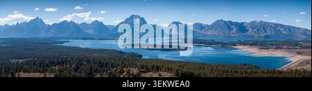 Blick aus der Vogelperspektive auf Jackson Lake und Moran Mountain im Grand Teton National Park, USA Stockfoto
