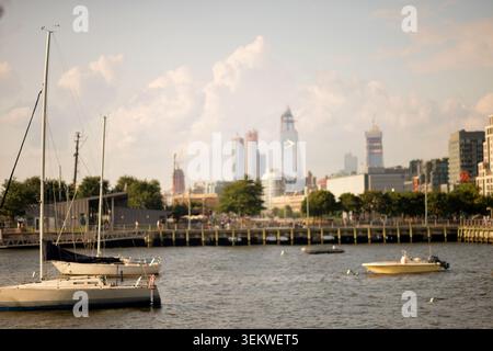 New York Harbor mit Segelbooten und City Skyline New York New York Stockfoto