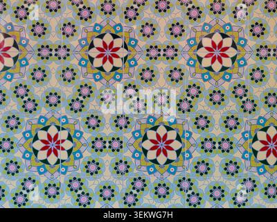 Vollformatansicht der leuchtenden Keramikfliesen mit komplizierten floralen Mandalas und geometrischen Formen. Schöne traditionelle Hintergrundstruktur für Stockfoto