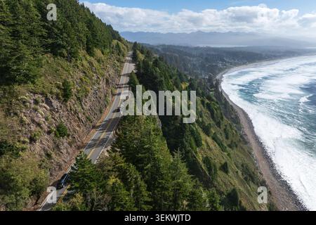 Luftaufnahme der Küste von Oregon entlang des Highway 101, dem Pacific Highway in den Vereinigten Staaten. Stockfoto