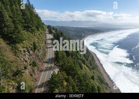 Luftaufnahme der Küste von Oregon entlang des Highway 101, dem Pacific Highway in den Vereinigten Staaten. Stockfoto