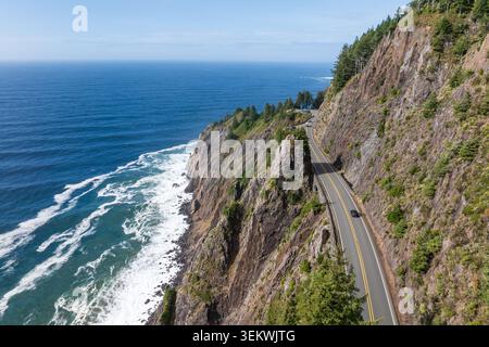 Luftaufnahme der Küste von Oregon entlang des Highway 101, dem Pacific Highway in den Vereinigten Staaten. Stockfoto