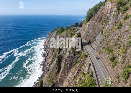 Luftaufnahme der Küste von Oregon entlang des Highway 101, dem Pacific Highway in den Vereinigten Staaten. Stockfoto