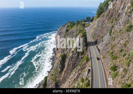 Luftaufnahme der Küste von Oregon entlang des Highway 101, dem Pacific Highway in den Vereinigten Staaten. Stockfoto