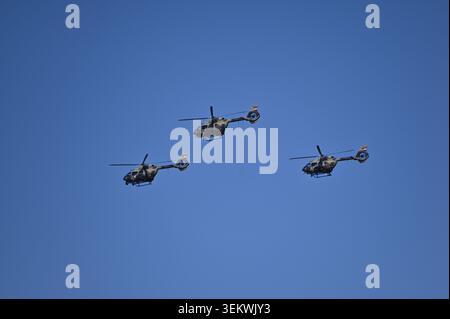 Belgrad, Serbien - September 2025: Airbus H145M Militärhubschrauber fliegen in Formation bei der Militärparade der Unity Stockfoto