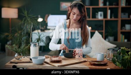 Ganzheitliche Matcha für Frauen und Schneebesen zu Hause für grünen Tee, Bio-Getränke und Zubereitung. Gesundheit, Person und Mischschüssel für pflanzliches Getränk, Rezept Stockfoto