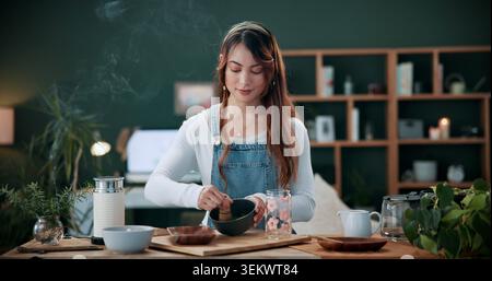 Wellness, Frau und Schneebesen Matcha zu Hause für grünen Tee, Gesundheitsgetränk und Zubereitung. Ganzheitlich, Person und Mischschale für pflanzliches Getränk Stockfoto
