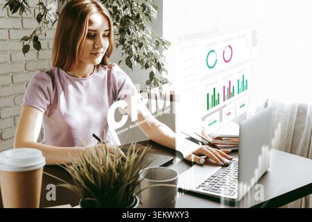 Verwendung von CRM-Software zur Analyse von Kundendaten und Verbesserung von Geschäftsstrategien Stockfoto