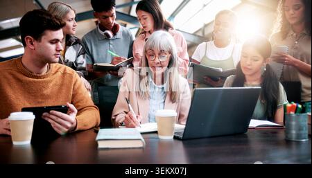 Bildung, Schreiben und Frau mit Studenten in der Bibliothek für Entwicklung, Feedback oder Lösung. Laptop, Notebook und Universität mit Lehrer am College Stockfoto