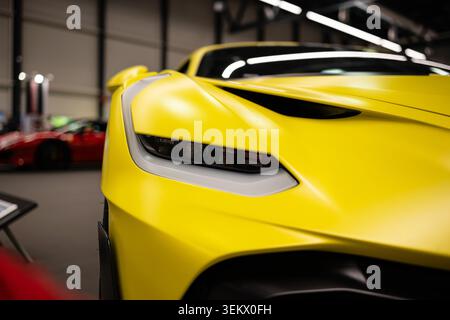 Luzern, Schweiz, 30. Mai 2026. Das schlanke Scheinwerferdesign und die auffällige gelbe Karosserie eines Bugatti Divo Hypercars werden bei den Swiss Clas präsentiert Stockfoto