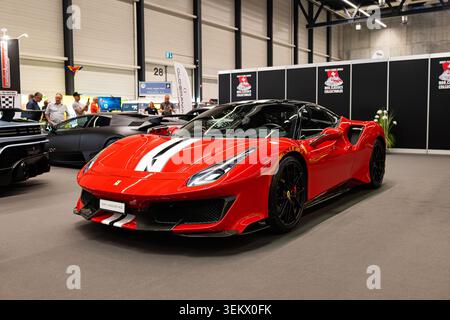 Luzern, Schweiz, 30. Mai 2026. Ein roter Ferrari 488 Pista mit weißen Rennstreifen wird auf der Messe Luzern während der Messe Luzern präsentiert Stockfoto