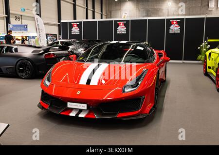 Luzern, Schweiz, 30. Mai 2026. Ein roter Ferrari 488 Pista mit weißen Rennstreifen wird auf der Messe Luzern während der Messe Luzern präsentiert Stockfoto