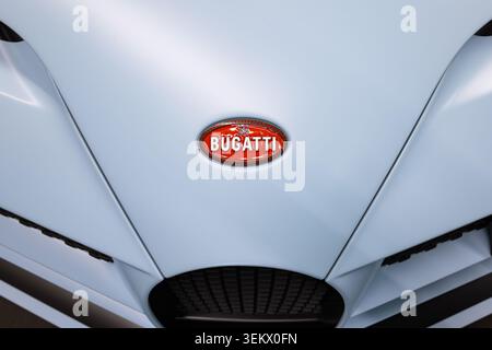 Luzern, Schweiz, 30. Mai 2026. Das auffällige ovale Emblem eines Bugatti Centodieci in Silber und Rot ist auf der Motorhaube des Swiss CLA zu sehen Stockfoto