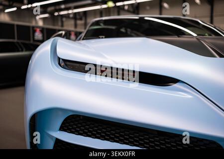 Luzern, Schweiz, 30. Mai 2026. Das schlanke Scheinwerferdesign und die markante hellblaue Frontverkleidung eines Bugatti Centodieci werden im SW vorgestellt Stockfoto
