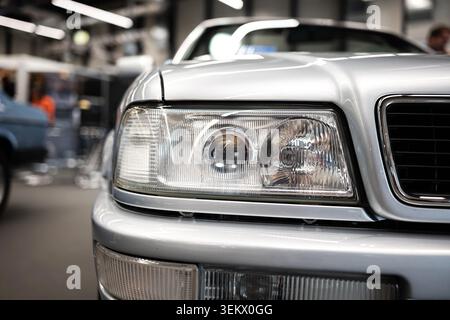 Luzern, Schweiz, 30. Mai 2026. Der klassische Scheinwerfer aus Glas und der unverwechselbare Kühlergrill eines Audi Cabriolets der B4-Generation in Silber sind in den Vordergrund gestellt Stockfoto
