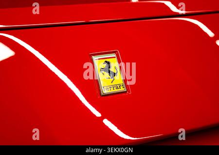 Luzern, Schweiz, 30. Mai 2026. Das emaillierte gelbe, rechteckige Pferdeabzeichen eines Ferrari ist mit Lichtreflexionen über dem SW-Bereich zu sehen Stockfoto
