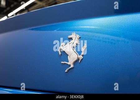 Luzern, Schweiz, 30. Mai 2026. Das ikonische Chrom-Emblem Cavallino Rampante (tanzendes Pferd) befindet sich auf der Rückseite eines in Metallic-Blau Stockfoto