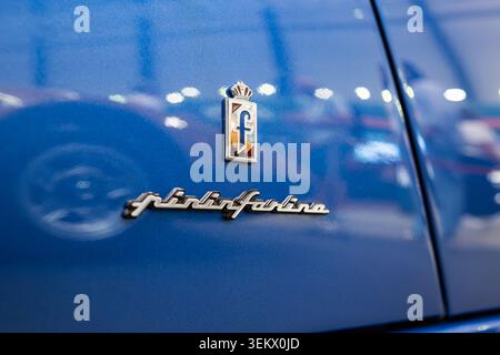 Luzern, Schweiz, 30. Mai 2026. Das silberne Pininfarina-Schriftzug und -Emblem reflektiert die Deckenleuchten auf dem makellos blauen Metallic-Äußeren eines Ital Stockfoto