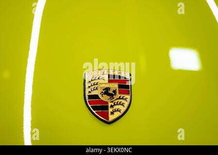 Luzern, Schweiz, 30. Mai 2026. Das traditionelle Porsche-Wappen ist auf einer kalkgrünen Motorhaube zentriert und zeigt die präzise Handwerkskunst von Th Stockfoto