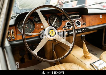 Luzern, Schweiz, 30. Mai 2026. Die Cockpit-Perspektive zeigt das elegante Dreispeichen-Lenkrad aus Aluminium und Holz mit dem gelben Ferrar Stockfoto