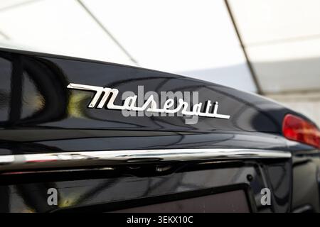 Luzern, Schweiz, 30. Mai 2026. Eine detaillierte Nahaufnahme hebt das klassische Maserati-Typenschild aus Kursivverchromung hervor, das auf dem reflektierenden schwarzen Stiefel angebracht ist Stockfoto