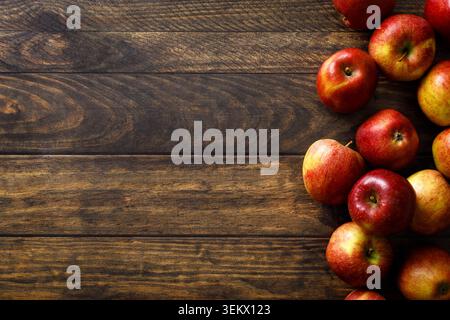 Apfel. Reife saftige rote Apfelfrüchte mit natürlichen Vitaminen und Antioxidantien, gesundes Essen, Draufsicht Stockfoto