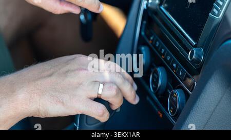 Klimaregelung und Multimediasystem des Fahrers im Auto Stockfoto