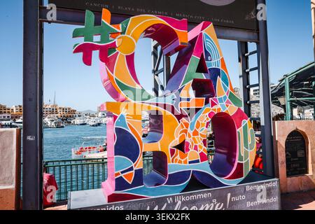 Cabo San Lucas, Mexiko - 15. Oktober 2025: Lebendiges, gestapeltes Schild mit Cabo-Buchstaben im Hafen von Cabo San Lucas, Mexiko. Farbenfrohe Touristen l Stockfoto