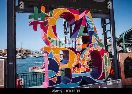 Cabo San Lucas, Mexiko - 15. Oktober 2025: Lebendiges, gestapeltes Schild mit Cabo-Buchstaben im Hafen von Cabo San Lucas, Mexiko. Farbenfrohe Touristen l Stockfoto