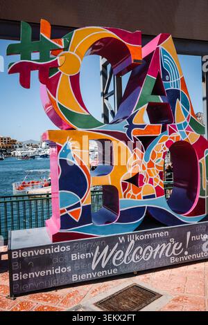 Cabo San Lucas, Mexiko - 15. Oktober 2025: Lebendiges, gestapeltes Schild mit Cabo-Buchstaben im Hafen von Cabo San Lucas, Mexiko. Farbenfrohe Touristen l Stockfoto