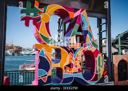 Cabo San Lucas, Mexiko - 15. Oktober 2025: Lebendiges, gestapeltes Schild mit Cabo-Buchstaben im Hafen von Cabo San Lucas, Mexiko. Farbenfrohe Touristen l Stockfoto
