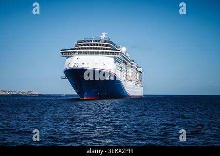 Cabo San Lucas, Mexiko - 15. Oktober 2025: Blick auf das Kreuzfahrtschiff Carnival Spirit, das im tiefblauen Meer nahe der Küste von Baja Calif vor Anker liegt Stockfoto