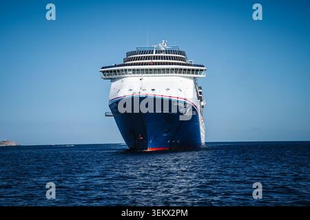 Cabo San Lucas, Mexiko - 15. Oktober 2025: Blick auf das Kreuzfahrtschiff Carnival Spirit, das im tiefblauen Meer nahe der Küste von Baja Calif vor Anker liegt Stockfoto