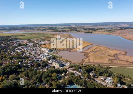 Blick auf Wolfville Nova Scotia Canada aus der Vogelperspektive mit Blick auf die landwirtschaftlichen Felder des Minas Basin, die Waldgebiete und die Küstenlandschaft in der Stockfoto