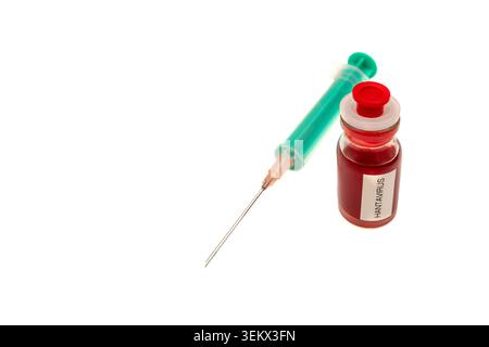 Minimale Zusammensetzung eines medizinischen Studios, die eine kleine Impfstoffröhre zeigt, die mit „Hunter Virus“ gekennzeichnet ist, neben einer Spritze auf einem sauberen weißen Hintergrund, die immun symbolisiert Stockfoto