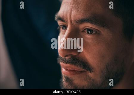 Nahaufnahme eines fokussierten, Reifen männlichen Technikprofis Stockfoto