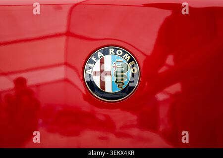 Luzern, Schweiz, 30. Mai 2026. Die zentrierte Makroaufnahme unterstreicht das klare, kühne Design des historischen Alfa Romeo Emblems und zeigt das komplizierte G Stockfoto