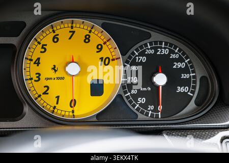 Luzern, Schweiz, 30. Mai 2026. Die scharfe direkte Ansicht zeigt die leistungsstarke Instrumententafel mit ihrer leuchtend gelben Drehzahlzahl Stockfoto