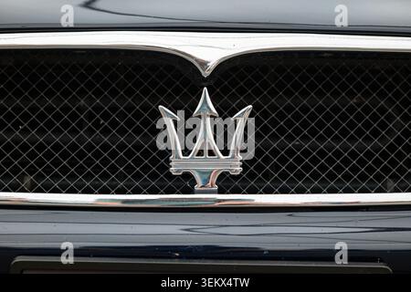 Luzern, Schweiz, 30. Mai 2026. Die Nahaufnahme zeigt das Emblem aus poliertem Chrom, das am Frontgrill eines CLAS mit dunklem Diamantgewebe angebracht ist Stockfoto