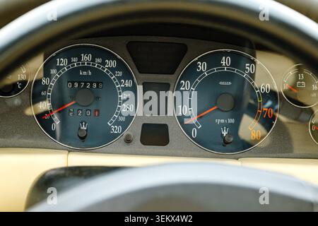 Luzern, Schweiz, 30. Mai 2026. Die Innenansicht zeigt das Armaturenbrett mit dem blauen Jaeger Tachometer und den Tachometerscheiben mit Triden Stockfoto