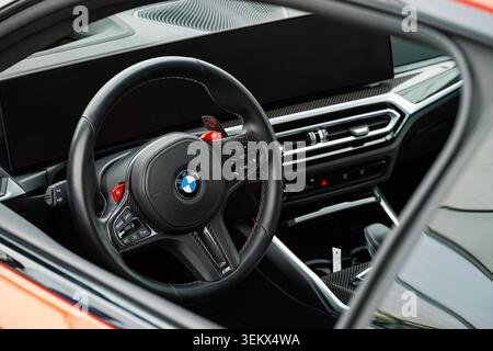 Luzern, Schweiz, 30. Mai 2026. Die Innenansicht im Cockpit zeigt das in Leder gewickelte M Sport Lenkrad mit Einsätzen aus Kohlefaser und unverwechselbaren Einsätzen Stockfoto