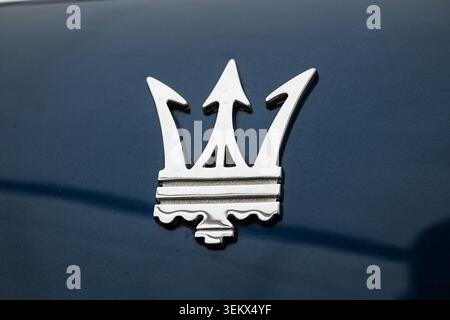 Luzern, Schweiz, 30. Mai 2026. Die direkte Nahaufnahme hebt das Logo-Emblem aus poliertem Chrom hervor, das auf dem dunkelblauen Metallic-Rückenputz angebracht ist Stockfoto