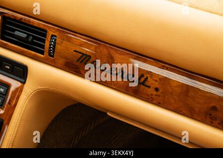 Luzern, Schweiz, 30. Mai 2026. Details in der Nahaufnahme konzentrieren sich auf das schwarze Maserati-Logo, das in das glänzend lackierte Holzfurnier eingelegt ist Stockfoto