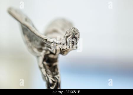 Luzern, Schweiz, 30. Mai 2026. Die seitliche Makroansicht hebt die komplizierten Metallarbeiten und Gesichtszüge der silbernen Spirit of Ecstasy-Statuette hervor Stockfoto