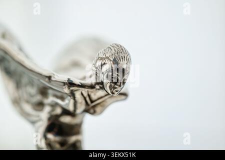 Luzern, Schweiz, 30. Mai 2026. Die seitliche Makroansicht hebt die komplizierten Metallarbeiten und Gesichtszüge der silbernen Spirit of Ecstasy-Statuette hervor Stockfoto