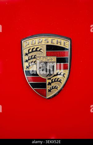 Luzern, Schweiz, 30. Mai 2026. Makrodetail konzentriert sich auf das goldene Porsche-Wappen-Logo mit seinen schwarzen und roten Streifen, stuttgarter Pferd und Ameise Stockfoto
