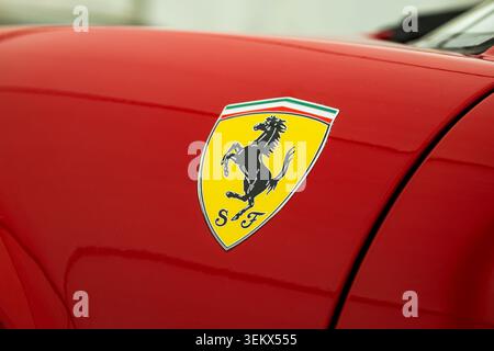 Luzern, Schweiz, 30. Mai 2026. Die Seitenansicht hebt das gelbe emaillierte Scuderia Ferrari SF-Wappen mit dem tanzenden Pferd und den Streifen der italienischen Flagge hervor Stockfoto