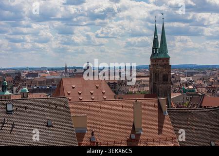 Panoramablick auf die Nürnberger Altstadt mit Kirchtürmen, gekachelten Dächern und dramatischen Wolken in Bayern, Deutschland heute. Stockfoto