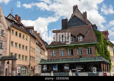 Historische Wohnhäuser mit traditionellen Ziegeldächern und Efeufassade in Nürnberg, Bayern, Deutschland heute. Stockfoto