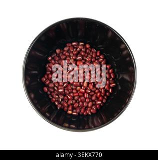Isolierte rote Adzuki-Bohnen, rohe Aduki-Bohnen-Haufen, Vigna angularis-Hülsenfrüchte, kleine trockene Azuki, rote Mungbohnen-Körner, japanische Dessertzutat auf W Stockfoto